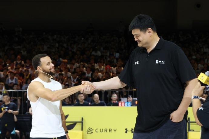 笑喷!库里中国行与姚明梦幻同框,1米88傻库当着2米26姚主席秀肌肉